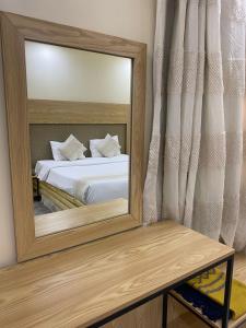 سرير أو أسرّة في غرفة في Al Hussam Hotel Apartments