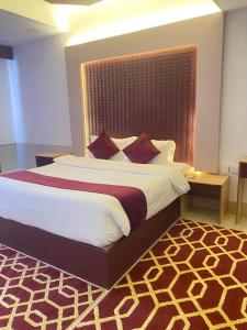 Кровать или кровати в номере Al Hussam Hotel Apartments