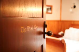 Postel nebo postele na pokoji v ubytování Te Anau Lodge