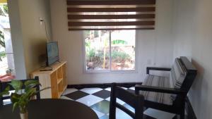 salon ze stołem i oknem w obiekcie Puesta del Sol Apart w mieście Puerto Iguazú
