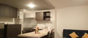 Monoambiente acogedor, cómodo e iluminado في لاباز: مطبخ صغير مع طاولة في منتصفها