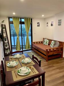 una sala de estar con una mesa y un sofá en CASA JBL Megatower 4, en Baguio