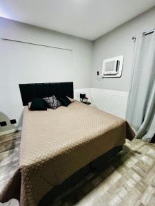 Ένα ή περισσότερα κρεβάτια σε δωμάτιο στο Flat -Hidromassagem privativa e Piscina a 500 mts da praia