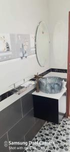 a bathroom with a sink and a mirror at Homeatay & Apartment CHÂU SƠN in Vung Tau