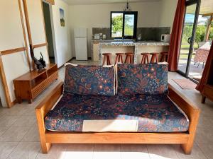 Una cocina o cocineta en Maison TuiMatai, plage blanc privé vue sur Tahiti
