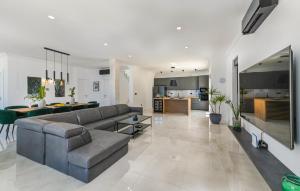 Η κουζίνα ή μικρή κουζίνα στο 5 Bedroom Stunning Home In Novalja