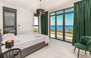 Ένα ή περισσότερα κρεβάτια σε δωμάτιο στο 5 Bedroom Stunning Home In Novalja
