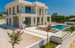 Πισίνα στο ή κοντά στο 5 Bedroom Stunning Home In Novalja +13 φωτογραφίες