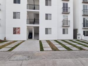 uma vista exterior de um edifício branco em Departamento con Alberca San Jose em Querétaro