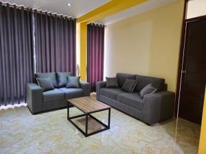 萬查科的住宿－Departamento en Huanchaco Beach，客厅配有两张沙发和一张咖啡桌