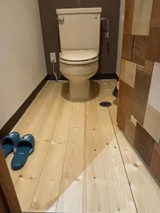 een badkamer met een toilet en een houten vloer bij Koguriyama Sanso - Vacation STAY 37447v in Minami Uonuma