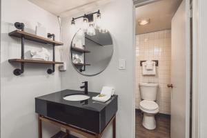 ein Bad mit einem schwarzen Waschbecken und einem WC in der Unterkunft Bel Aire Motel in Missoula