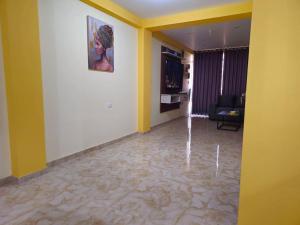 una sala de estar con paredes amarillas y una pintura en la pared en Departamento en Huanchaco Beach, en Huanchaco