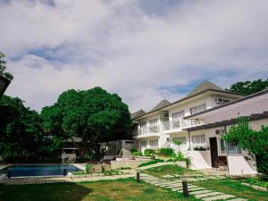 Bazén v ubytování Hava Resort Calatagan nebo v jeho okolí