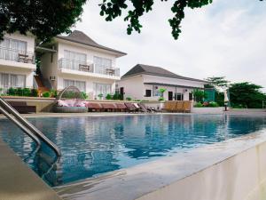 Bazén v ubytování Hava Resort Calatagan nebo v jeho okolí
