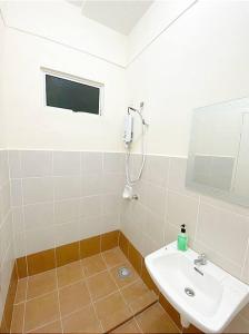 een badkamer met een wastafel en een spiegel bij Sea view apartment level 21, sunrise view in Sandakan