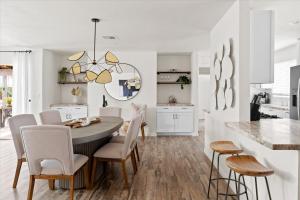 una cucina e una sala da pranzo con tavolo e sedie di The Olive a Phoenix