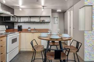 Dapur atau dapur kecil di The Pastel I Closest Available Airbnb To Stampede