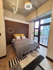 Un pat sau paturi într-o cameră la Eon-ClarionSuites Apart-estudio zona 10 con AC