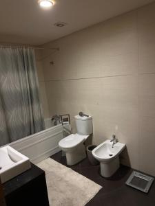 een badkamer met een toilet, een bidet en een wastafel bij Duplex/ T4 Quinta do Rei in Bragança