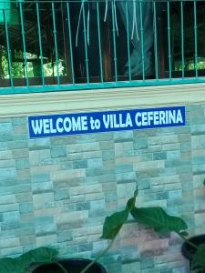 un letrero azul de la calle al lado de un edificio en Villa Ceferina, en Tagbilaran City