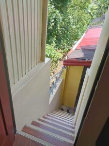 una escalera que conduce a una puerta amarilla en una casa en Villa Ceferina, en Tagbilaran City