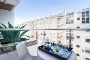 un tavolo su un balcone con vista su un edificio di Triangle D Or Bourgogne - By AppartAli a Casablanca