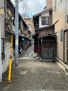 eine Gasse mit einem Tor in der Mitte eines Gebäudes in der Unterkunft 山雲居 in Kyoto