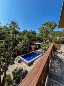 希伯萊特沙灘的住宿－Quinta Viajero，房屋内带小型游泳池的甲板