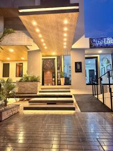 um átrio com escadas num edifício com luzes em Departamento de lujo en zona exclusiva em Santa Cruz de la Sierra