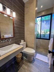 uma casa de banho com uma banheira, um WC e um lavatório. em Quinta Viajero em Zipolite