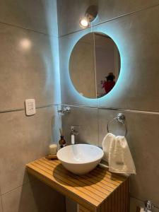 W łazience znajduje się umywalka i lustro. w obiekcie Martita House w mieście Clorinda