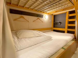 uma cama num quarto com um beliche em COGO Ryogoku em Tóquio