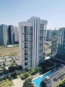 una vista aerea di un grande edificio in una città di Royal Executive Apartment, Shenzhen World Exhibition & Convention Center, Nearby Shenzhen World North Metro St ation a Bao'an