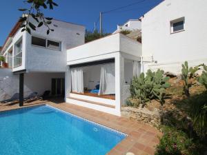 een wit huis met een zwembad ervoor bij Casa Roses, 3 dormitorios, 6 personas - ES-258-82 in Roses