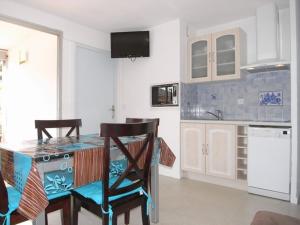 cocina con mesa y sillas en una habitación en Appartement Argelès-sur-Mer, 2 pièces, 4 personnes - FR-1-776-43, en Argelès-sur-Mer