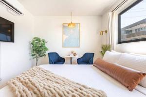 a bedroom with a large bed and a window at Studio to Unwind in Manhattan Beach in Manhattan Beach