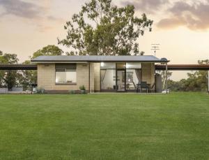 a house with a green lawn in front of it at Riversands Rest Accommodation Paringa - Willow Cottage in Renmark