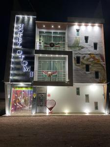 a building with a mural on the side of it at night at HOTEL OTOMI in Otumba de Gómez Farías