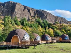 una fila de cúpulas frente a una montaña en Aysén Domos-Cabañas tipo Domo, en Coyhaique