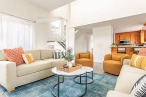 sala de estar con sofá y mesa en Relax and Unwind Luxe Home Blocks from Beach en Hermosa Beach