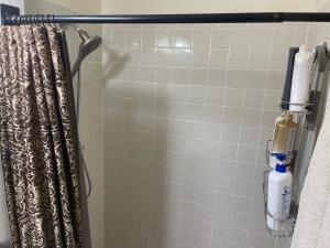 um chuveiro na casa de banho com uma cortina de chuveiro em 3Mins.Airport/Fort Bliss-Pet Friendly-Washer/Dryer em El Paso