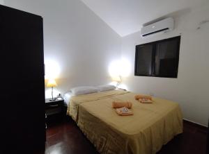 LondresCasa Suyay的卧室里有一张床，床上放着两条毛巾。