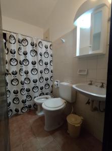 a bathroom with a toilet and a sink at Casa Suyay in Londres