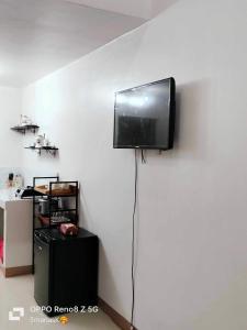 een flatscreen-tv aan een witte muur bij 3K’s Transient house in Bagac in Malawin