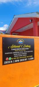 una señal para un restaurante al lado de un edificio en Maksu homestay en Kuala Nerang