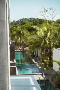 uma piscina com vista para um resort em Long Set Resort em Koh Rong Island