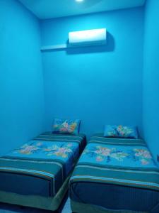 Tempat tidur dalam kamar di Maksu homestay
