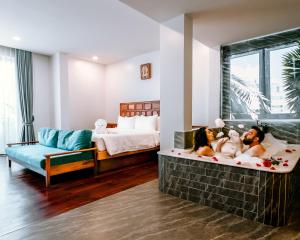 Postel nebo postele na pokoji v ubytování Two Seasons Siem Reap Hotel