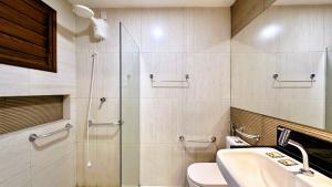 een badkamer met een douche, een toilet en een wastafel bij Suítes Jardins de Flecheiras in Flecheiras